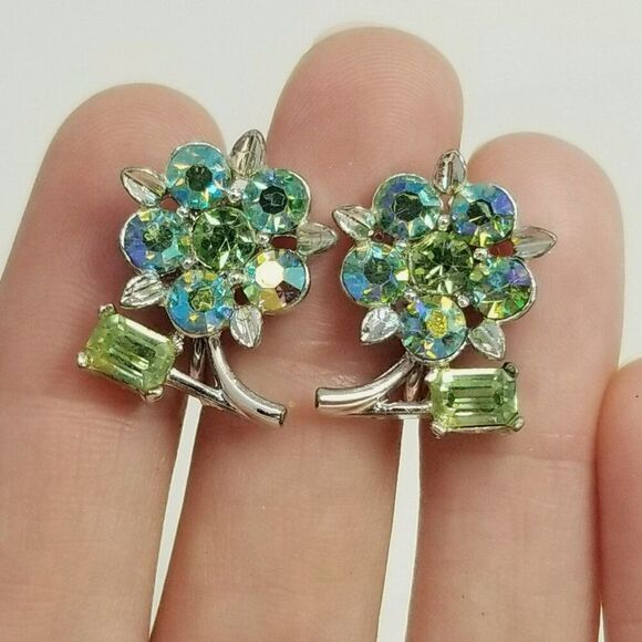 Vintage Lisner Green Rhinestone Flower Clip On Earrings, Silver Tone Screw Backs - Picture 1 of 7